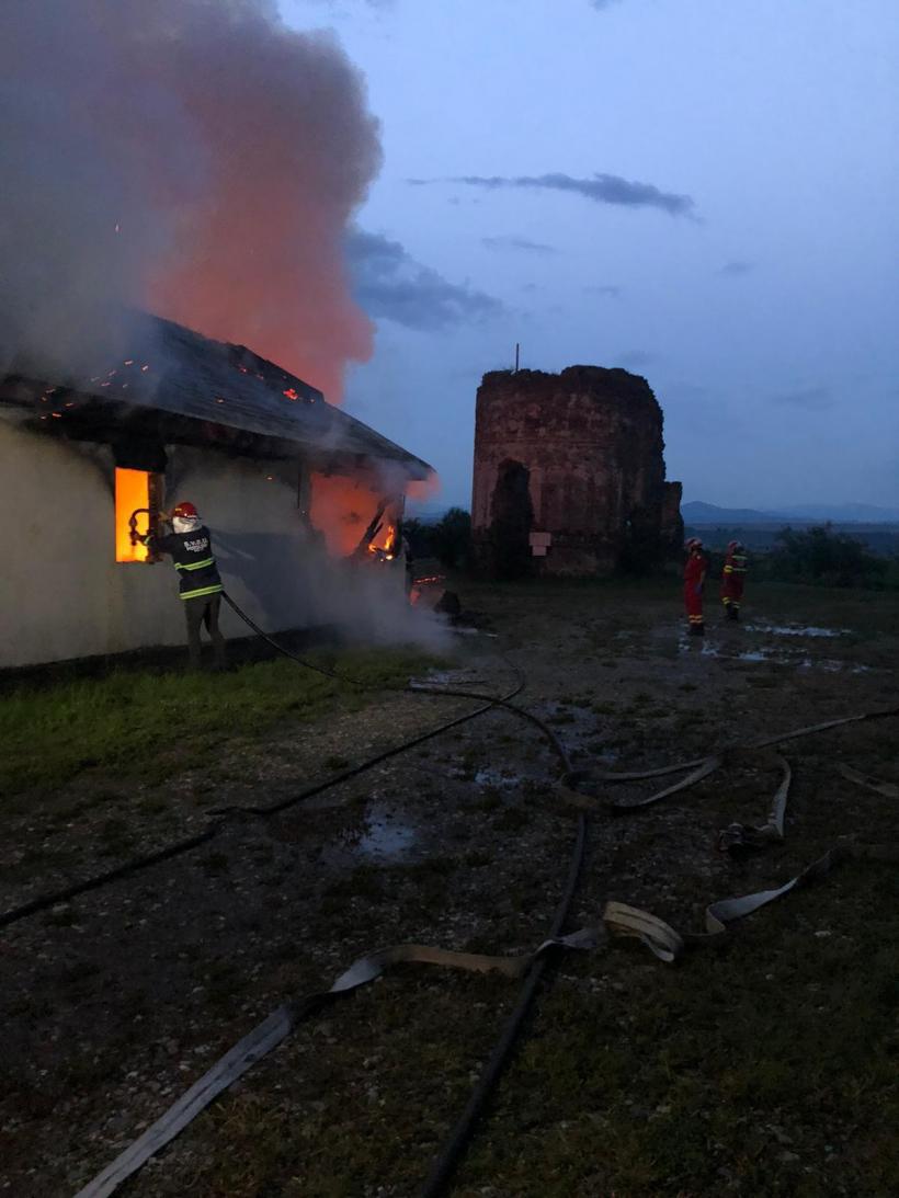 Schit lovit de trăsnet în Neamț. Obiecte de cult, icoane și mobilier prețios au fost distruse în flăcări