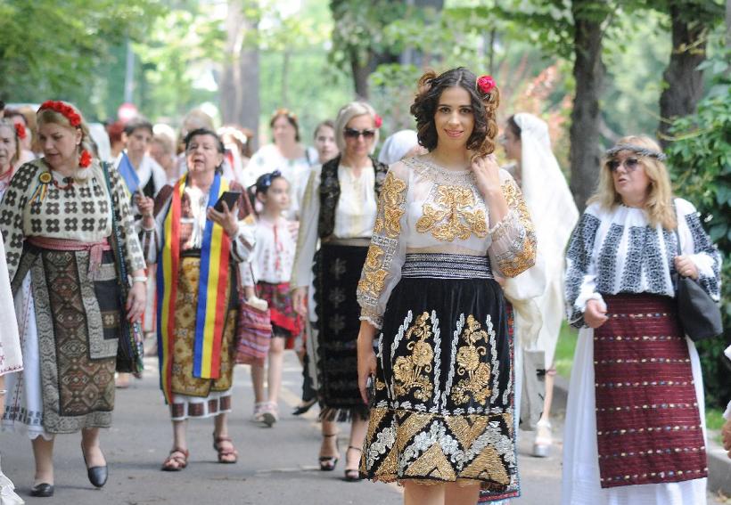  Mândre românce de pretutindeni sărbătoresc Ziua Universală a Iei: Tradiția e vie, povestea merge mai departe  18846664