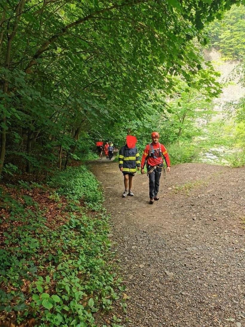 Un bărbat şi fiul său de 12 ani care s-au rătăcit în Cheile Tişiţei, găsiţi după 12 ore 18846809