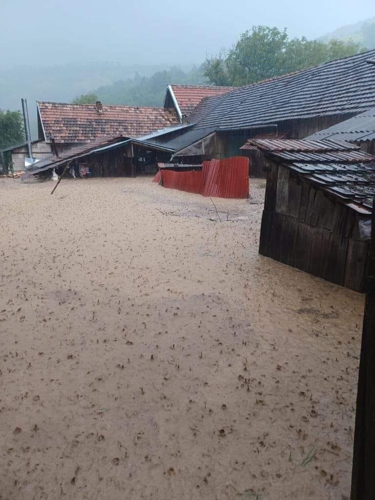 Bărbat de 74 de ani, înghițit de viitură la Arad    18846866