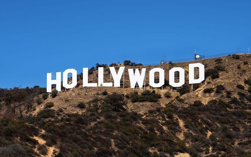 Directorii de la Hollywood ratifică pactul de muncă, în timp ce scenariștii continuă greva