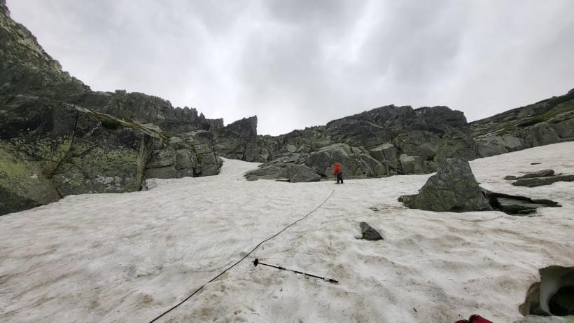 Operațiune de salvare în Alba: o turistă a alunecat pe gheață în Retezat
