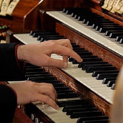 Organistul Eduard Antal susţine în iulie-august ediţia a V-a a Turneului Naţional Orgile României 18846395