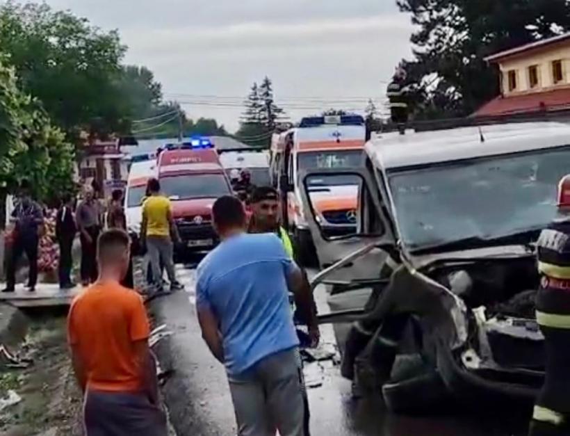 Planul Roșu a fost activat în Suceava. Accident groaznic cu 11 victime. Circulația este blocată