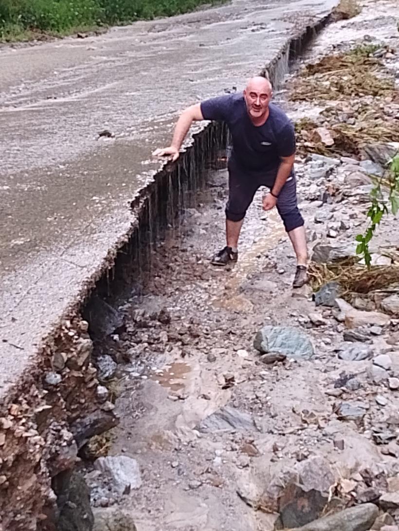 S-a dezlănțuit potopul la Cerbăl! Drum complet distrus într-o clipă de furia naturii 18846759