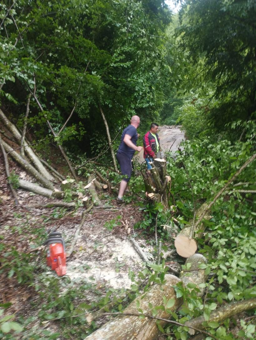 S-a dezlănțuit potopul la Cerbăl! Drum complet distrus într-o clipă de furia naturii 18846761