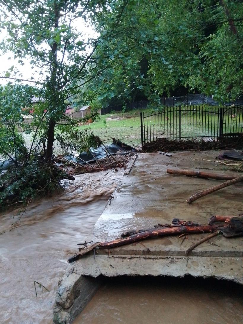 S-a dezlănțuit potopul la Cerbăl! Drum complet distrus într-o clipă de furia naturii 18846762