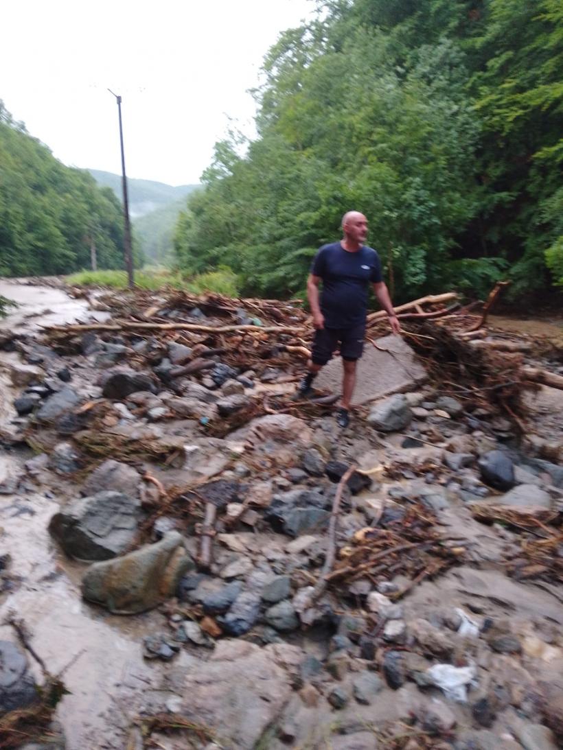 S-a dezlănțuit potopul la Cerbăl! Drum complet distrus într-o clipă de furia naturii 18846763