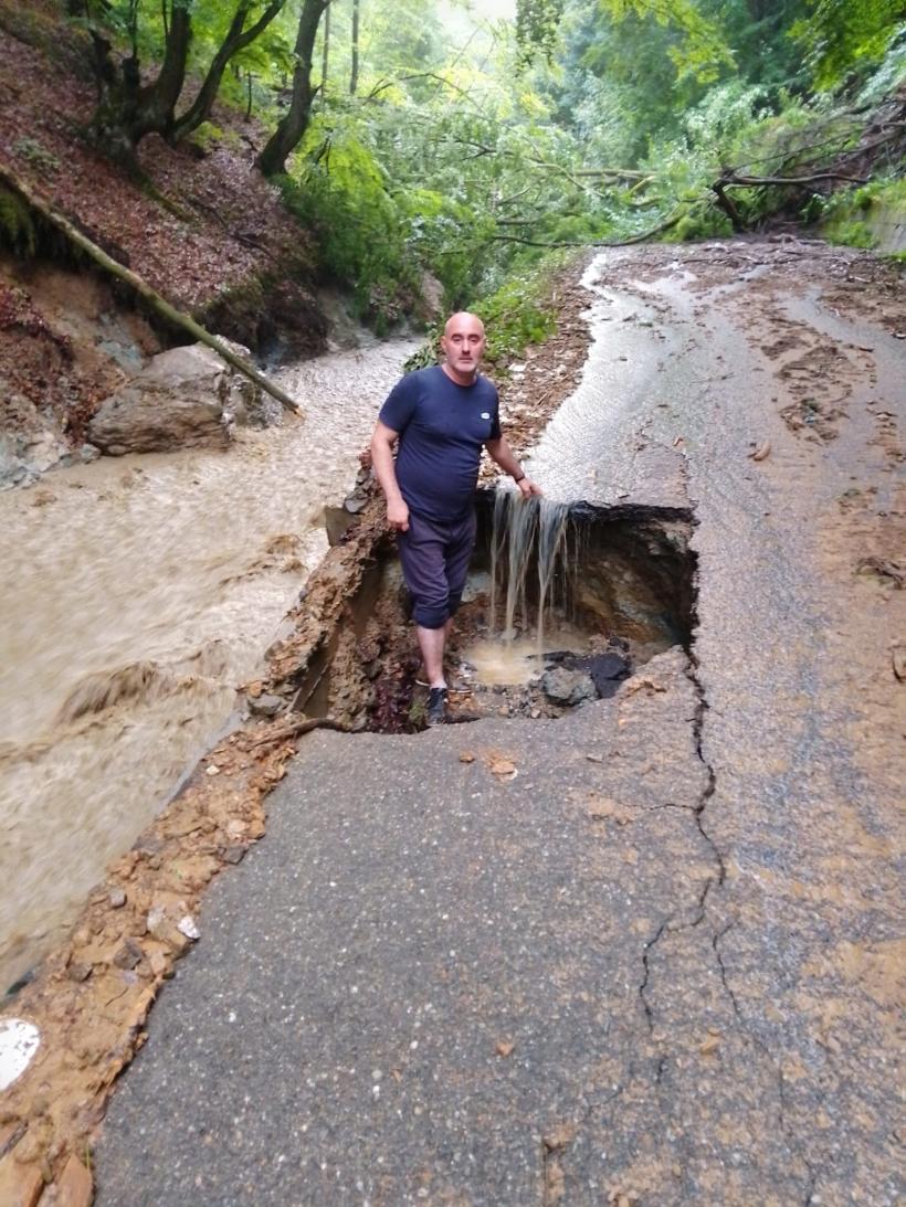 S-a dezlănțuit potopul la Cerbăl! Drum complet distrus într-o clipă de furia naturii 18846764