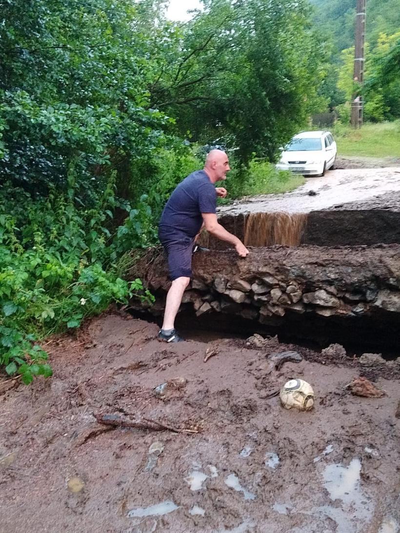 S-a dezlănțuit potopul la Cerbăl! Drum complet distrus într-o clipă de furia naturii 18846765