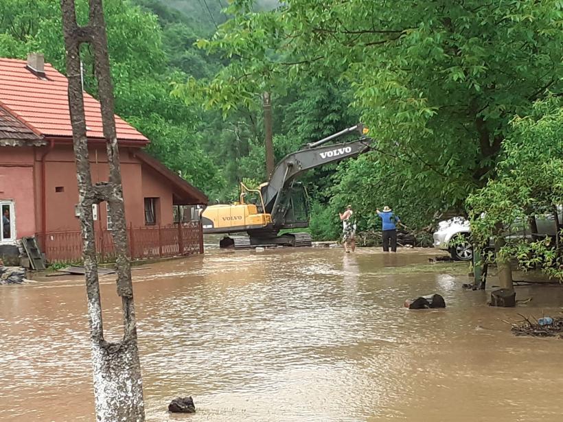 Furtunile au făcut prăpăd în ţară! Zeci de curți inundate, copaci căzuți și turiști blocați pe munte, din cauza furtunilor 18846755