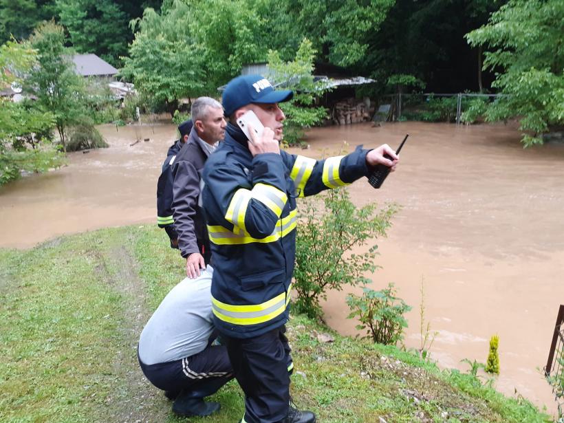 Furtunile au făcut prăpăd în ţară! Zeci de curți inundate, copaci căzuți și turiști blocați pe munte, din cauza furtunilor 18846756