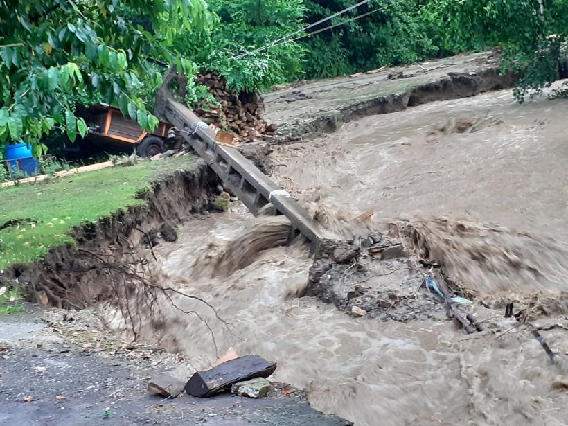 Furtunile au făcut prăpăd în ţară! Zeci de curți inundate, copaci căzuți și turiști blocați pe munte, din cauza furtunilor