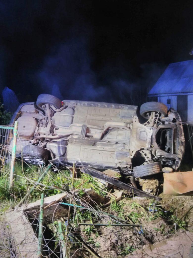 Accident teribil în Bistrița! Un tânăr de 19 ani a murit după ce s-a răsturnat cu mașina în curtea unei case 18846772