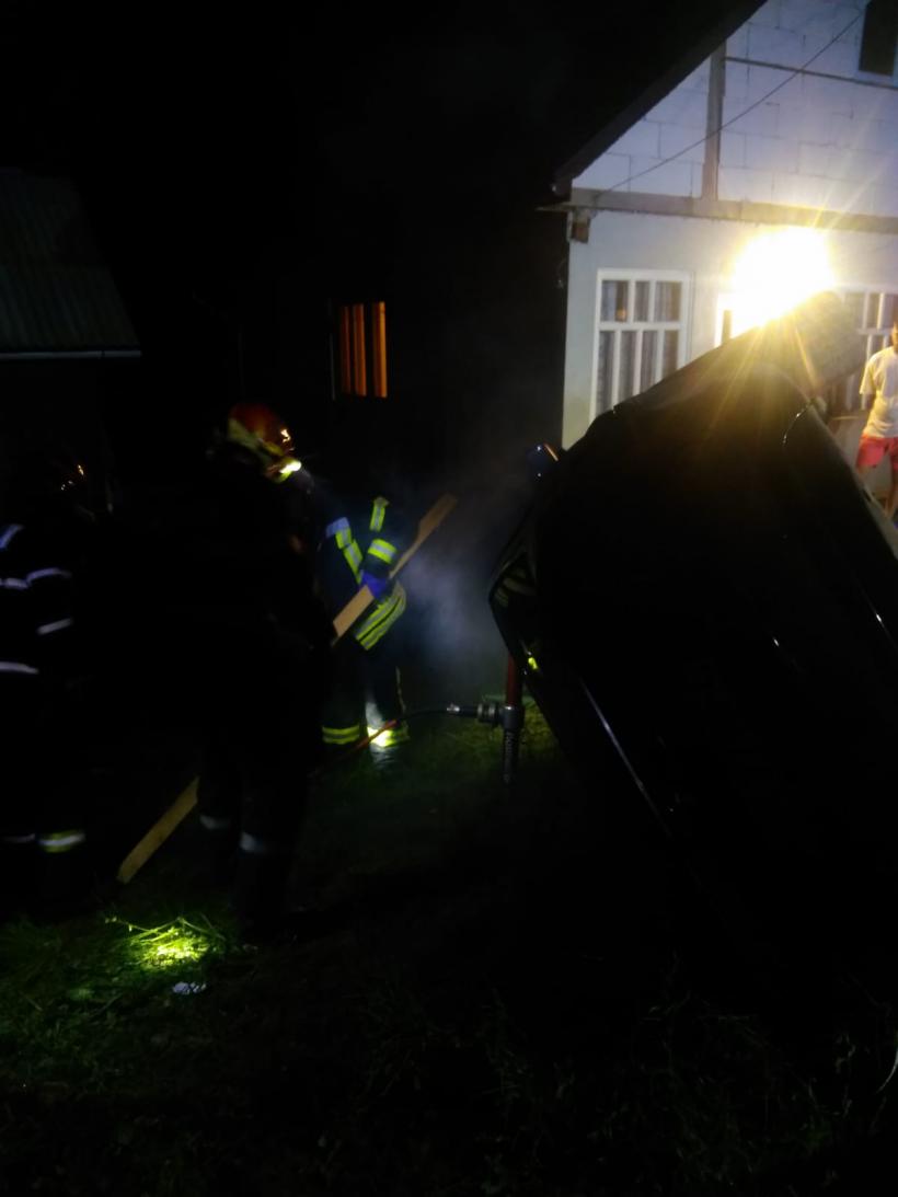 Accident teribil în Bistrița! Un tânăr de 19 ani a murit după ce s-a răsturnat cu mașina în curtea unei case 18846773