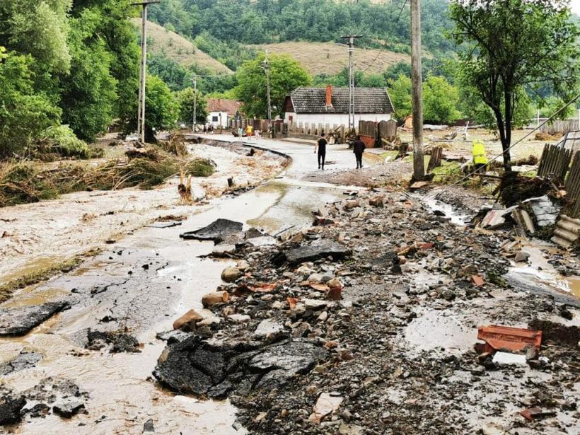 Torentele au făcut prăpăd! Inundații în 21 de județe și București