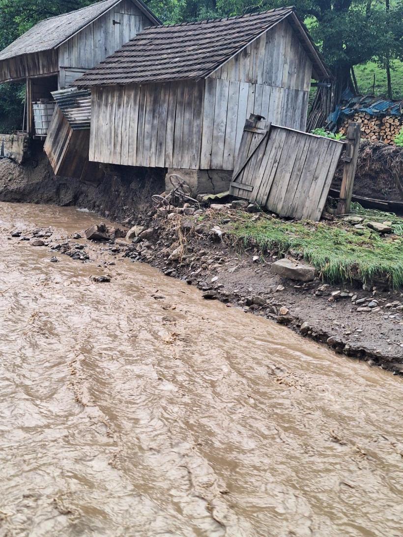Torentele au făcut prăpăd! Inundații în 21 de județe și București 18846895
