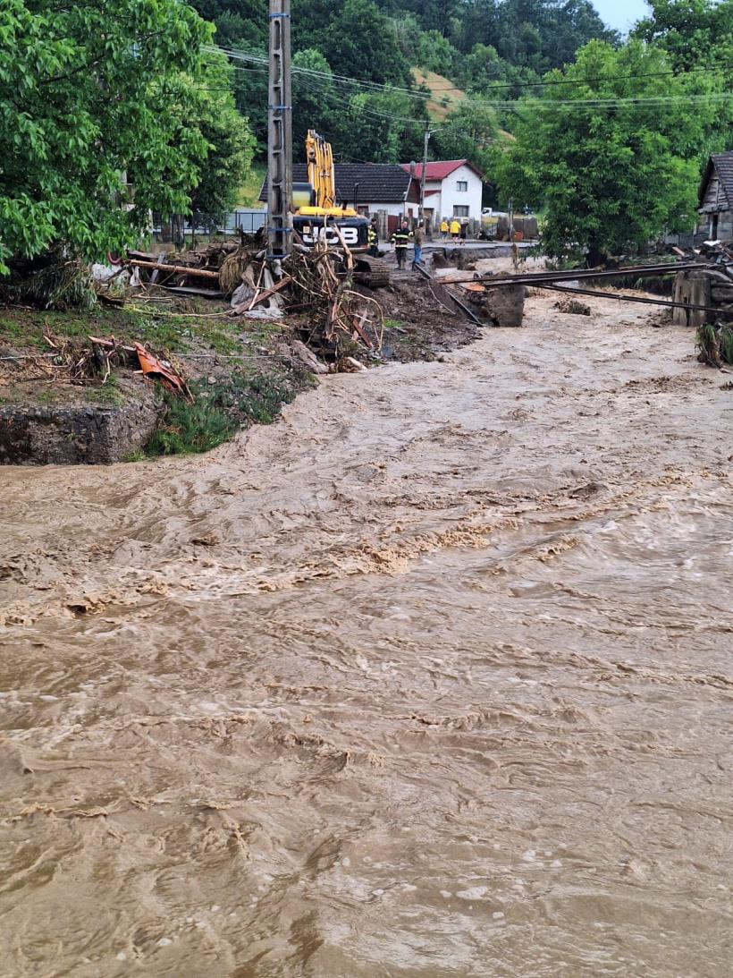 Torentele au făcut prăpăd! Inundații în 21 de județe și București 18846896