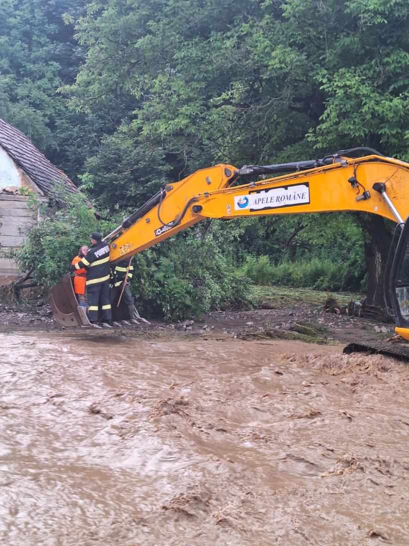 Torentele au făcut prăpăd! Inundații în 21 de județe și București 18846897