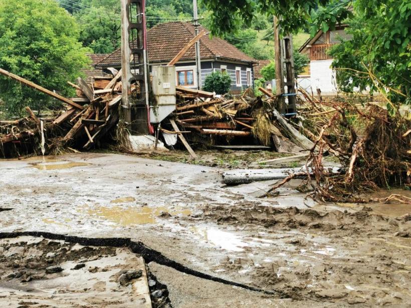 Torentele au făcut prăpăd! Inundații în 21 de județe și București 18846898