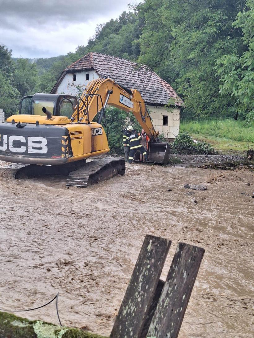 Torentele au făcut prăpăd! Inundații în 21 de județe și București 18846899