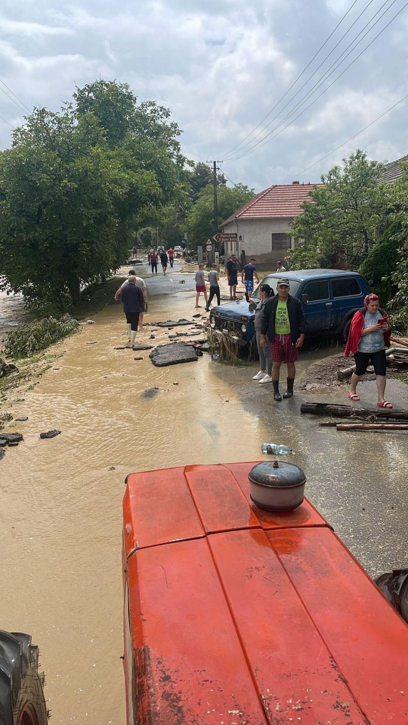 Drum rupt de viitură în județul Arad. salvatorii traversează cursul de apă pe jos
