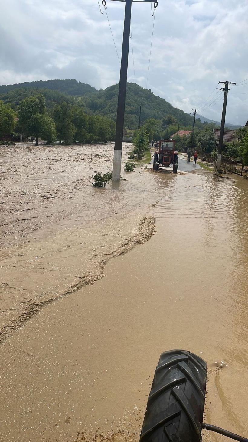 Drum rupt de viitură în județul Arad. salvatorii traversează cursul de apă pe jos 18846821