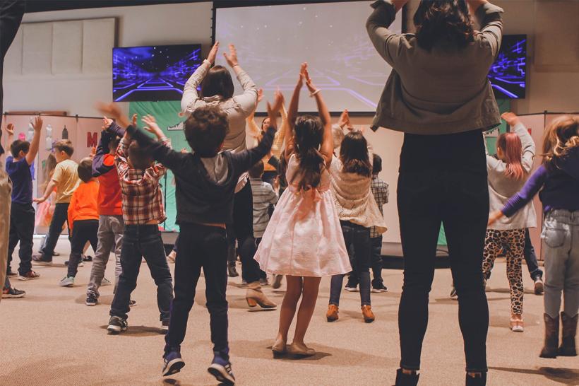 Învață să dansezi împreună cu copiii pentru binele tău și al celor mici