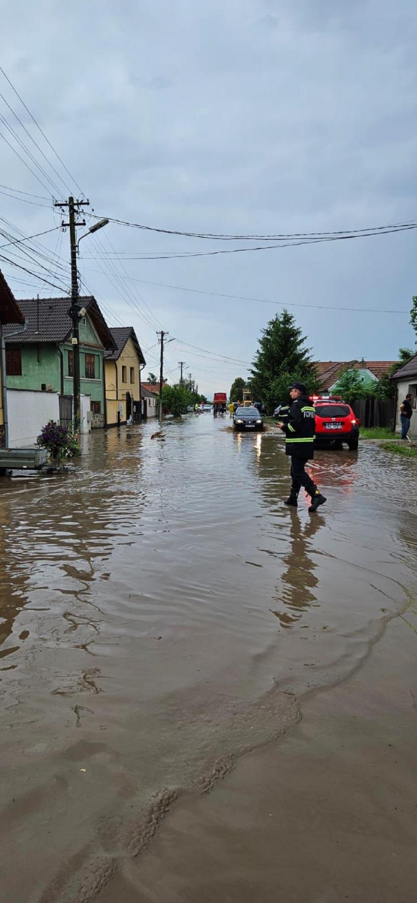 Furia apelor face ravagii. Salvarea miraculoasă a unui copil 18846924