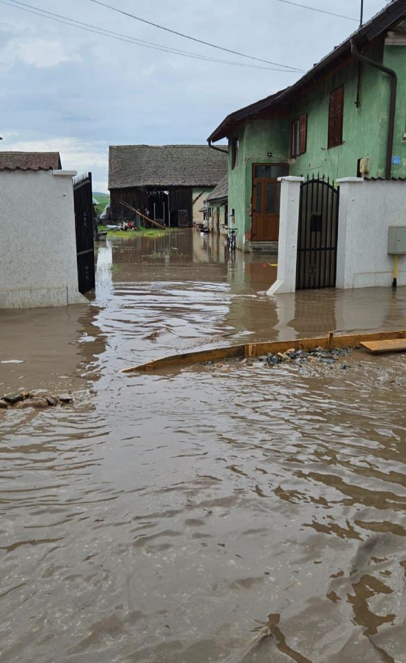 Furia apelor face ravagii. Salvarea miraculoasă a unui copil 18846925