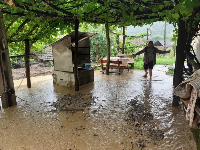 Furia apelor face ravagii. Salvarea miraculoasă a unui copil 18846928