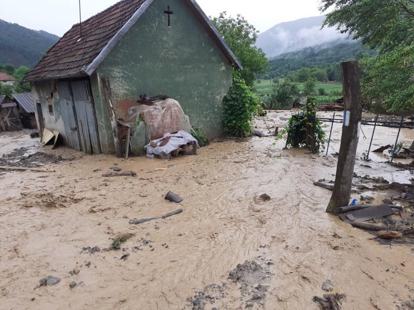 Furia apelor face ravagii. Salvarea miraculoasă a unui copil 18846930