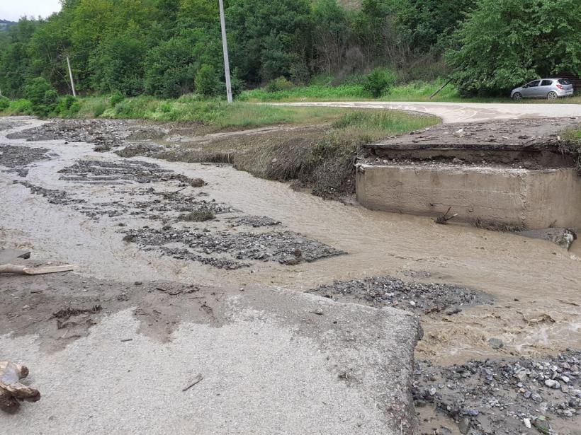 Furia apelor face ravagii. Salvarea miraculoasă a unui copil 18846931