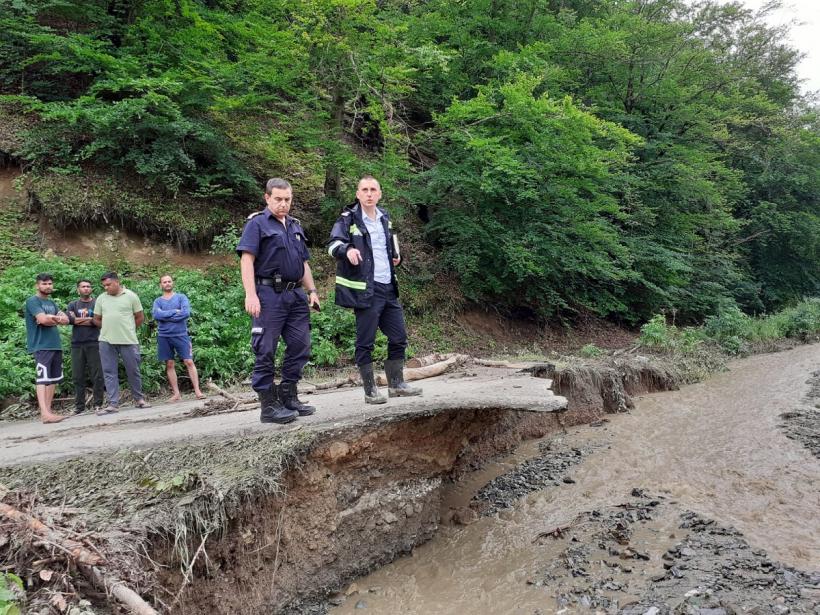 Furia apelor face ravagii. Salvarea miraculoasă a unui copil 18846932