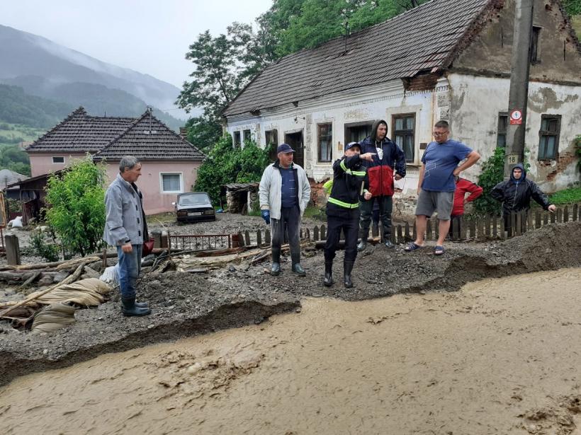 Furia apelor face ravagii. Salvarea miraculoasă a unui copil 18846933