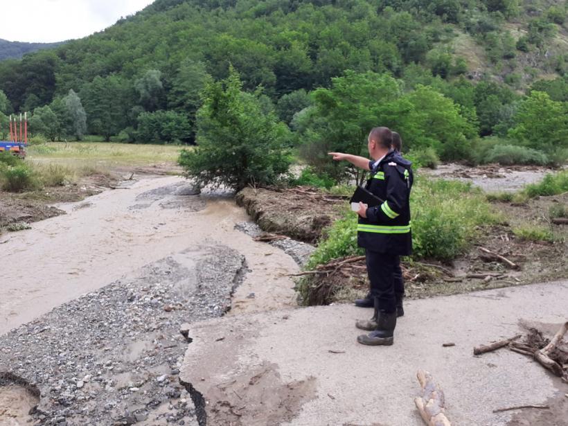 Furia apelor face ravagii. Salvarea miraculoasă a unui copil 18846934