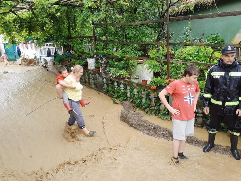 Furia apelor face ravagii. Salvarea miraculoasă a unui copil 18846935