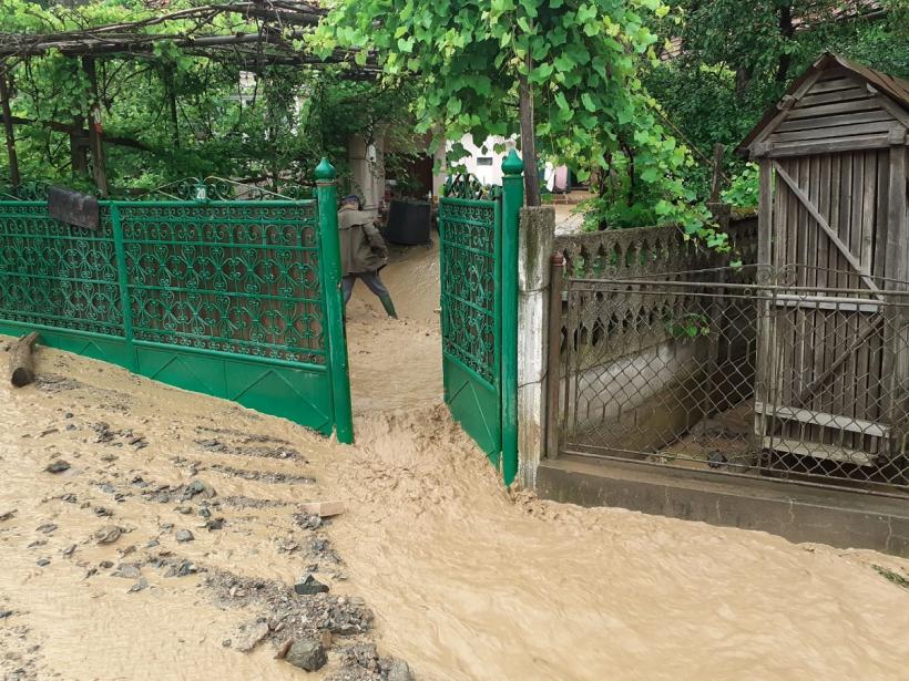 Furia apelor face ravagii. Salvarea miraculoasă a unui copil 18846936