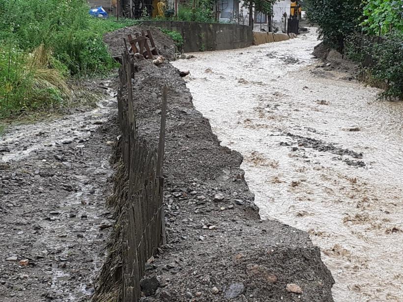 Furia apelor face ravagii. Salvarea miraculoasă a unui copil 18846937