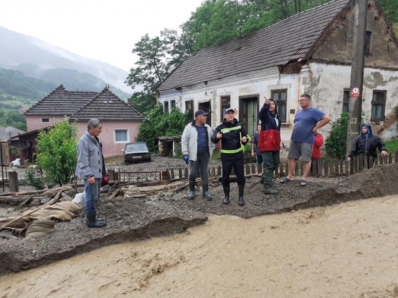 Furia apelor face ravagii. Salvarea miraculoasă a unui copil 18846938