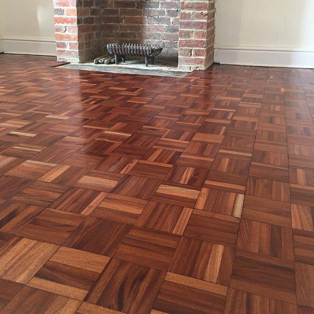 Cum alegi modelul potrivit de parchet triplustratificat? Un ghid pentru modelele de montaj parchet: Chevron, Herringbone și alte modele interesante. 18847429