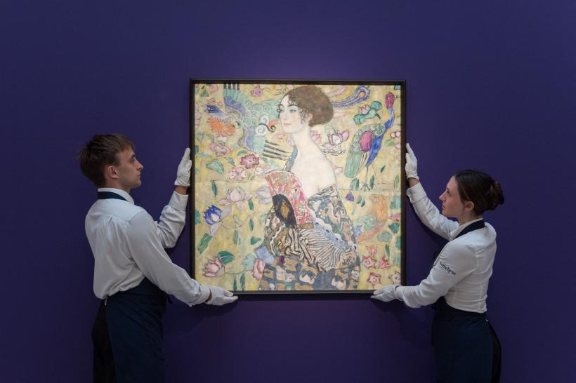 Senzuala Doamnă cu Evantai a lui Klimt, cea mai valoroasă operă de artă vândută vreodată la o licitație în Europa
