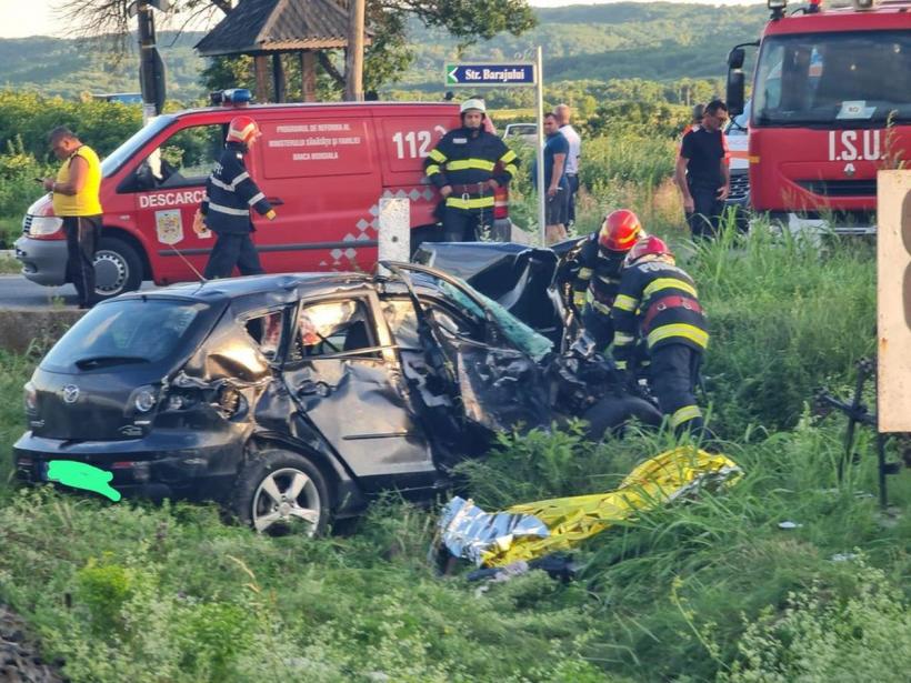 Mașină spulberată de tren, în Vâlcea! O persoană a decedat şi alte patru sunt rănite. Printre victime se află și doi copii