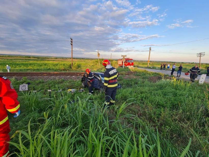 Mașină spulberată de tren, în Vâlcea! O persoană a decedat şi alte patru sunt rănite. Printre victime se află și doi copii 18847688
