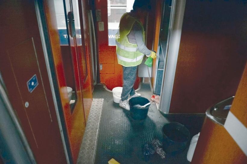 Strigătul de ajutor al roților de tren 18847631