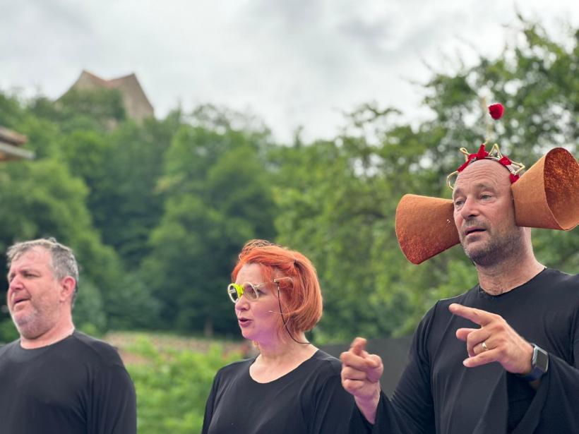 Stagiunea mobilă unteatru: proiectul care pune unteatru pe roți și valorifică diversitatea culturală din Transilvania 18847703