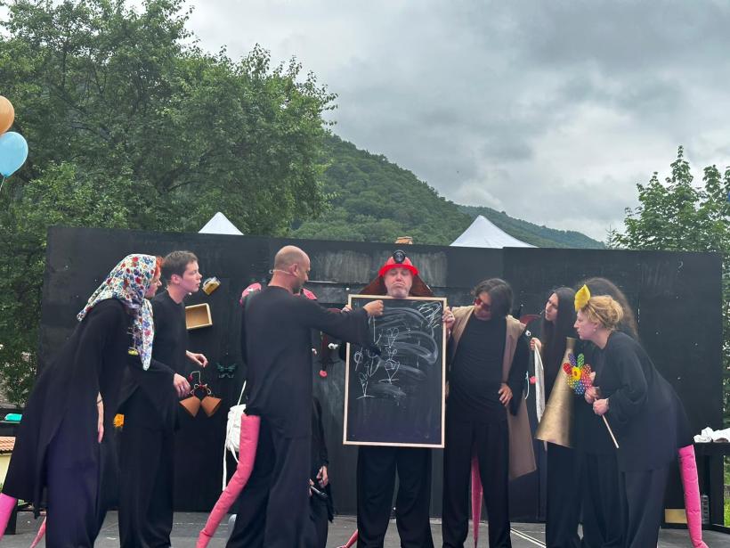 Stagiunea mobilă unteatru: proiectul care pune unteatru pe roți și valorifică diversitatea culturală din Transilvania 18847704