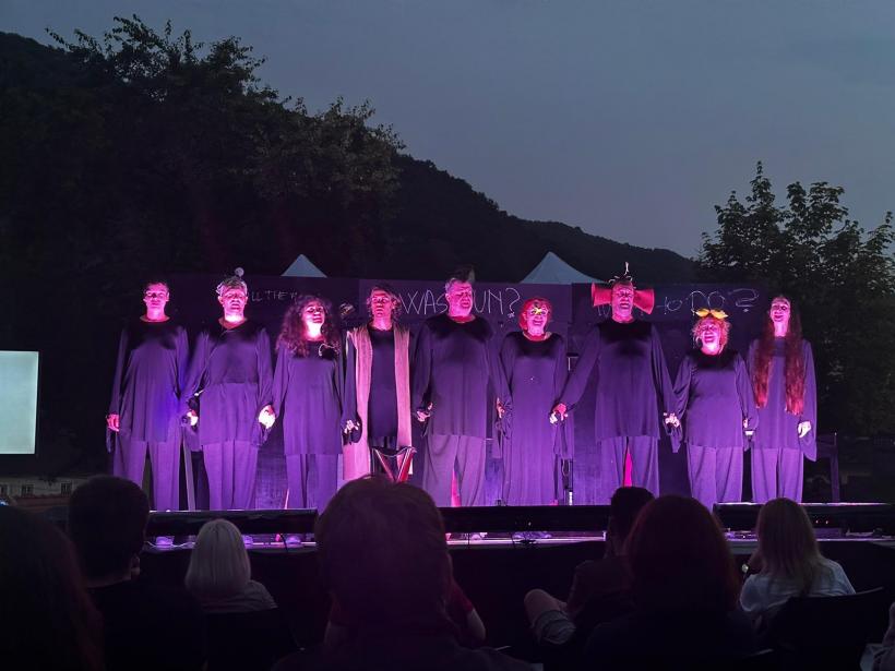 Stagiunea mobilă unteatru: proiectul care pune unteatru pe roți și valorifică diversitatea culturală din Transilvania 18847706