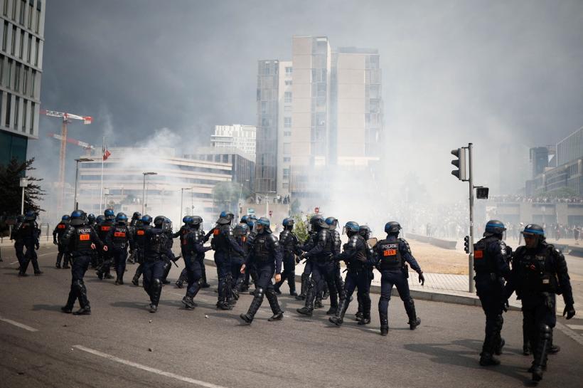 Sute de persoane, arestate în revoltele din Franța 18847710