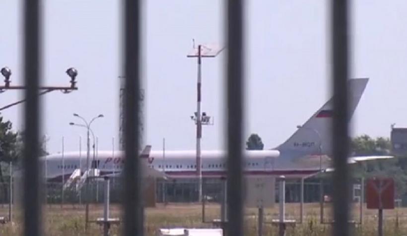 Avionul din Rusia a aterizat la București și este supravegheat la sol